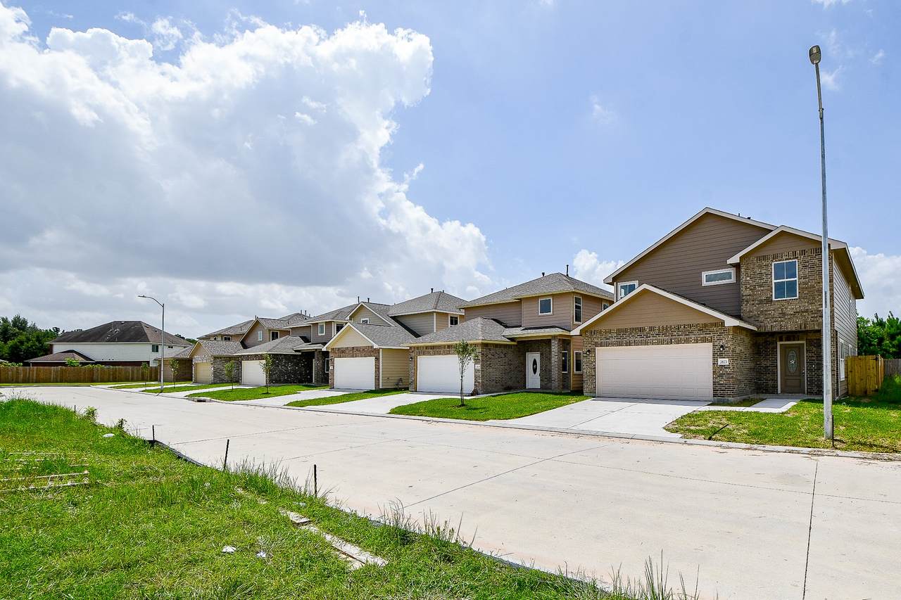 2819 Topiary Lane - Photo 1