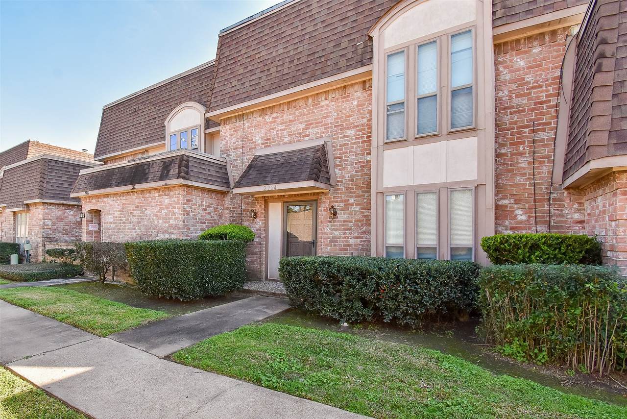 2924 Camelot Lane - Photo 1