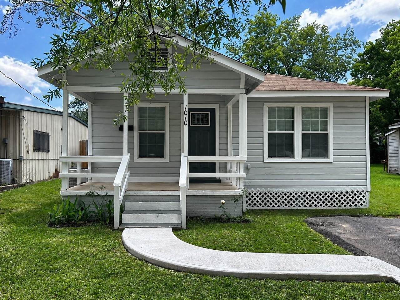1010 Palestine Street - Photo 1