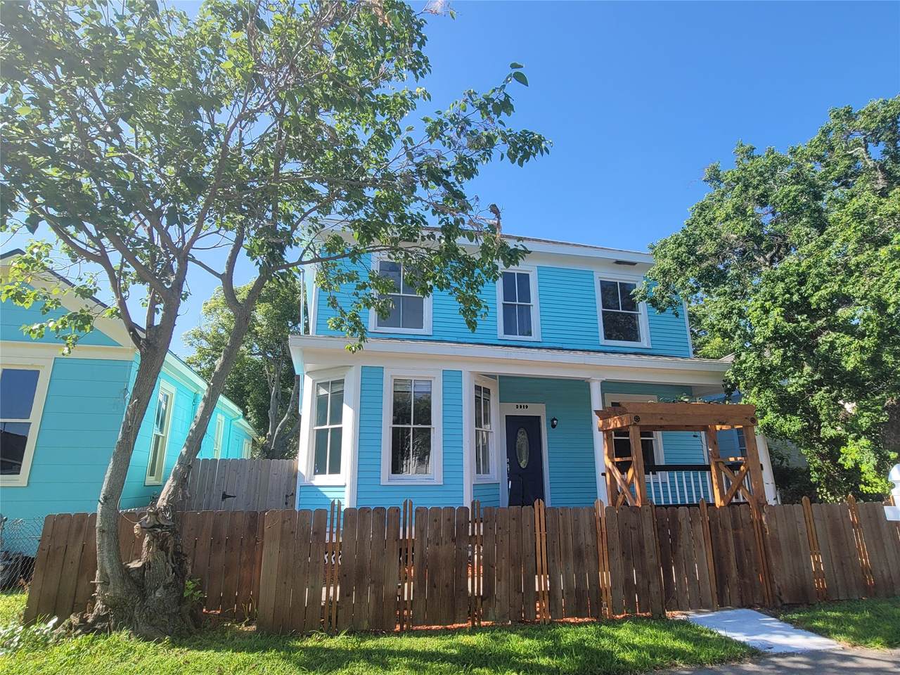 3919 Avenue O - Photo 1