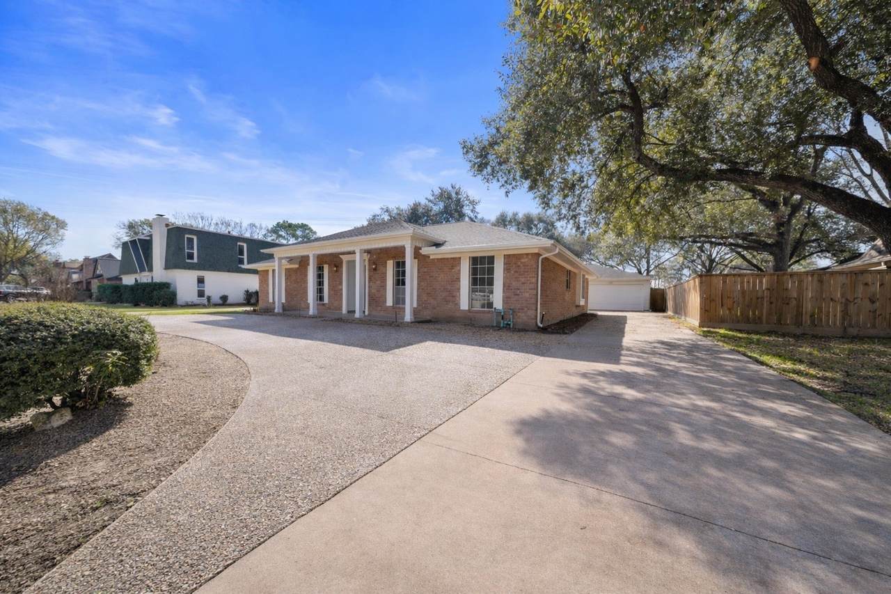 16121 Singapore Lane - Photo 1