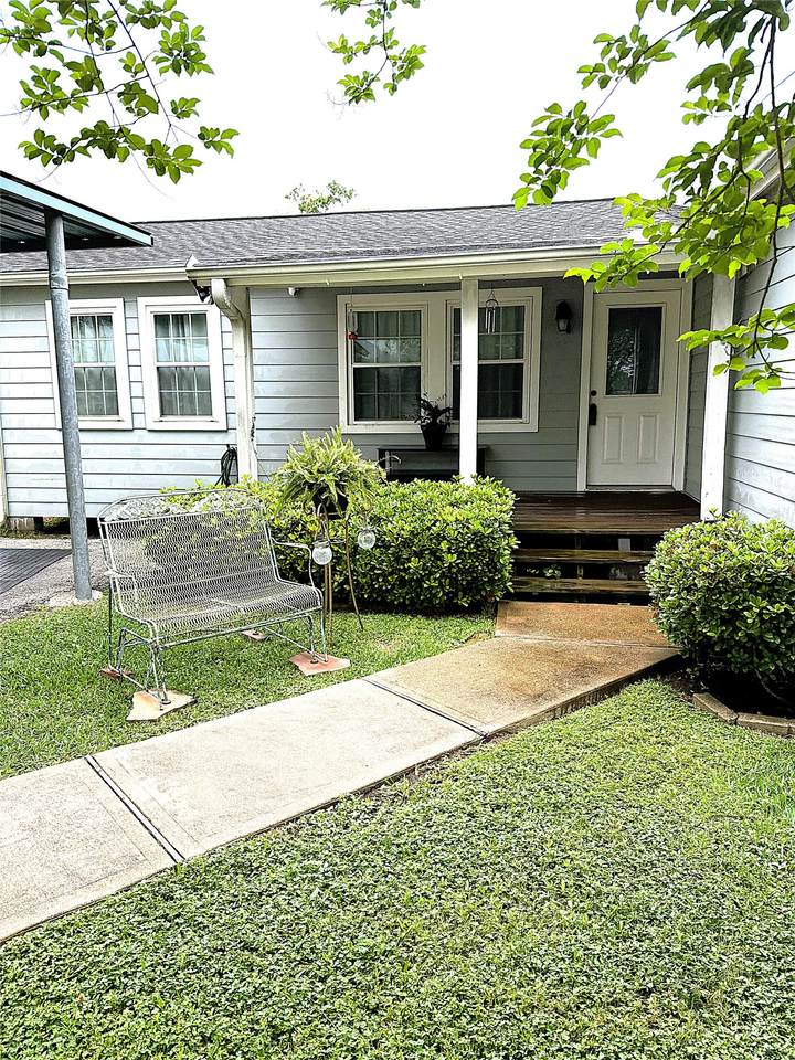 828 Robinson Road - Photo 1