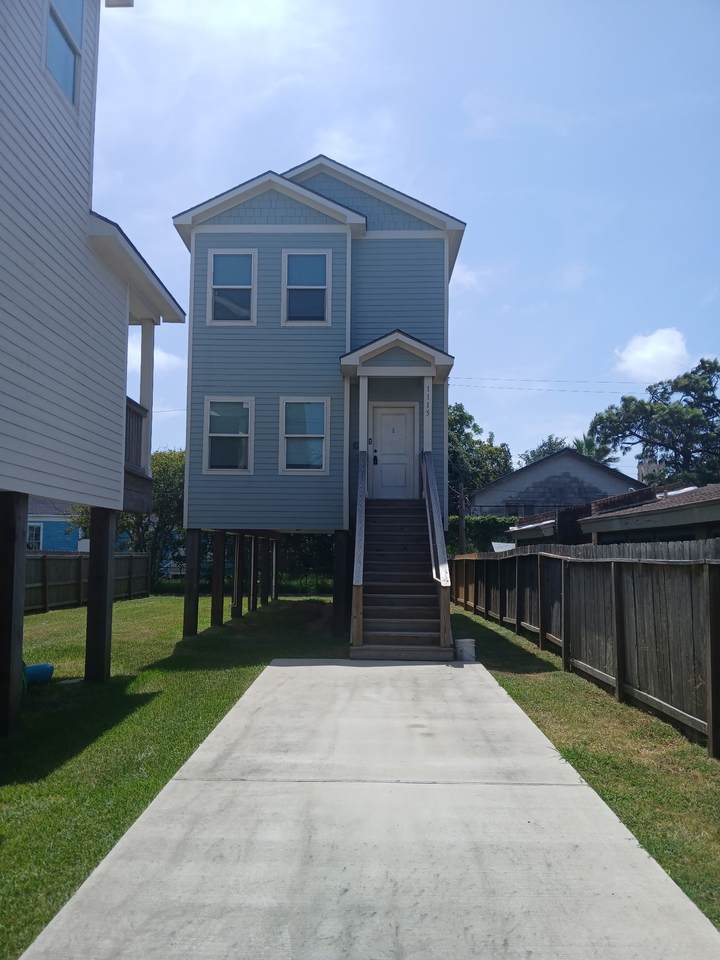 1115 32nd Street - Photo 1
