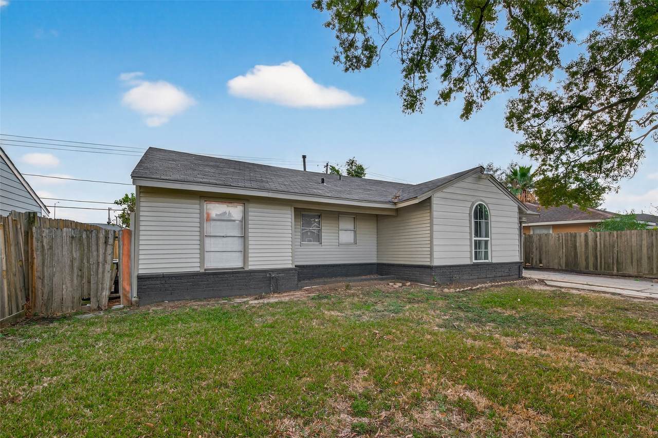 515 Ogilvie Street - Photo 1
