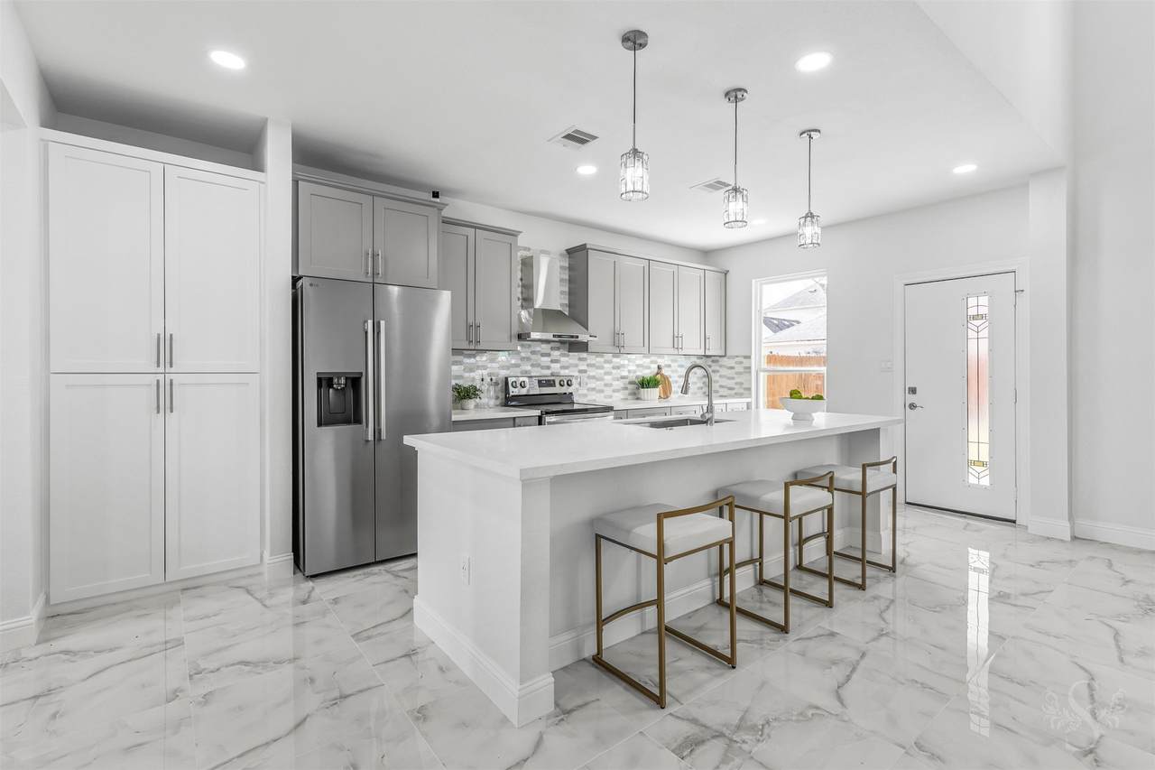 2111 Pinecreek Pass Lane - Photo 1