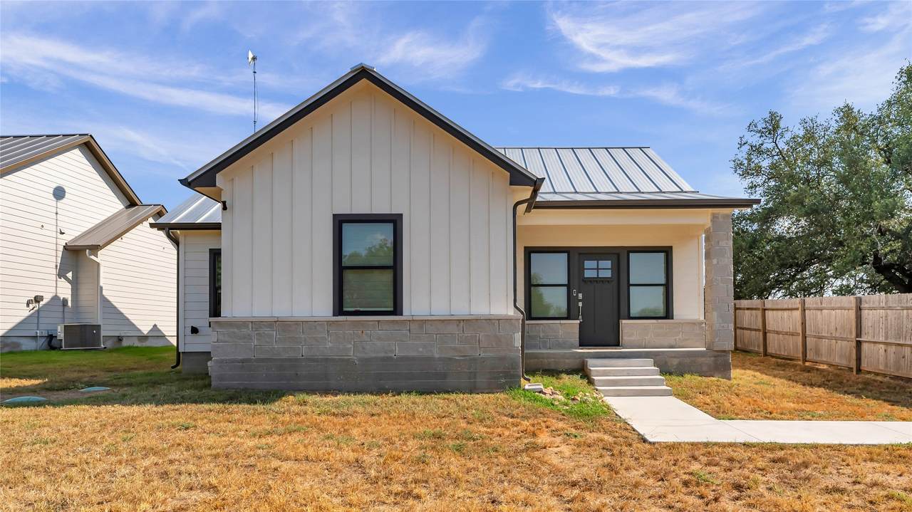 403 Oak Drive - Photo 1