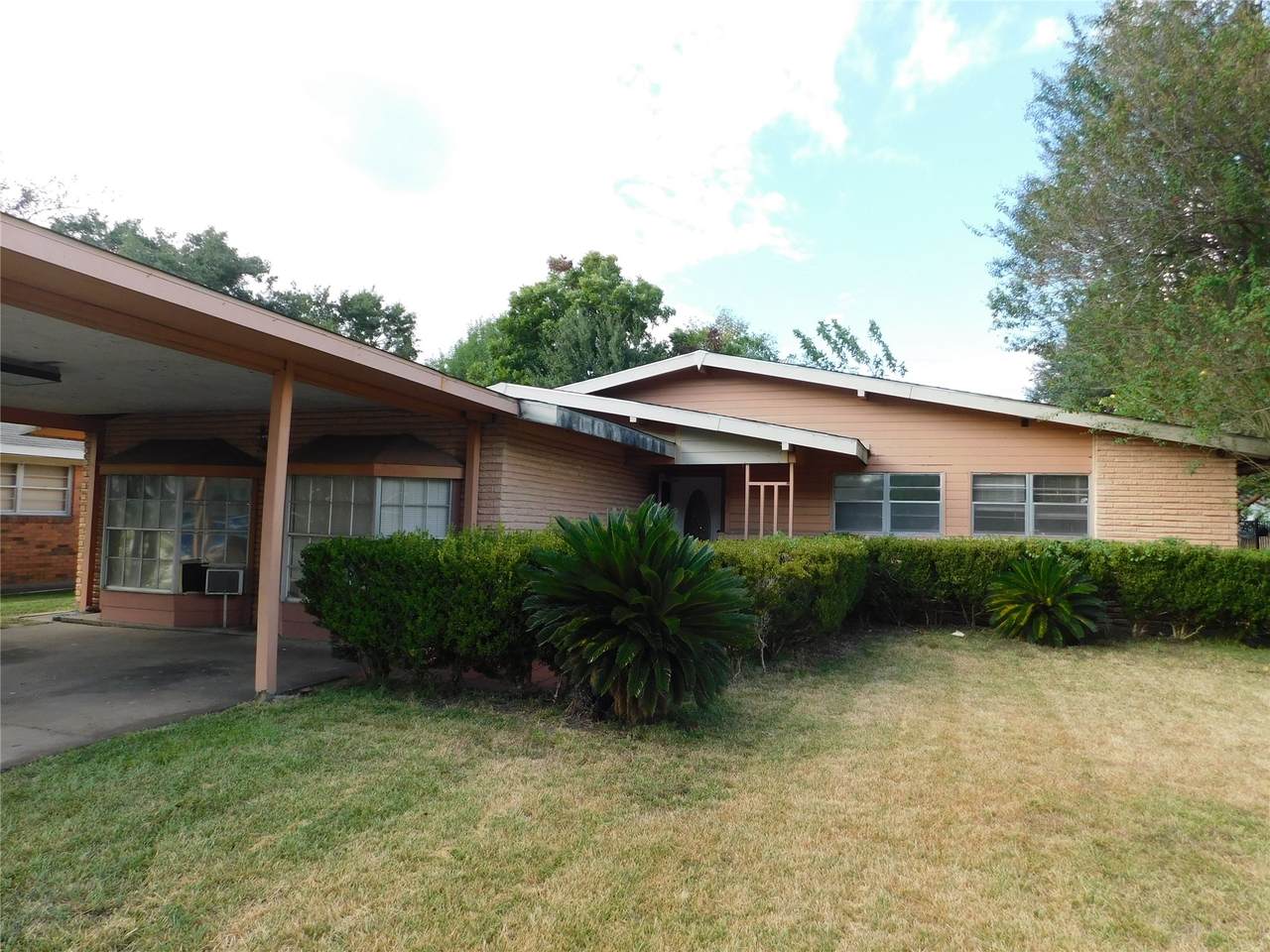 402 Cavalier Lane - Photo 1