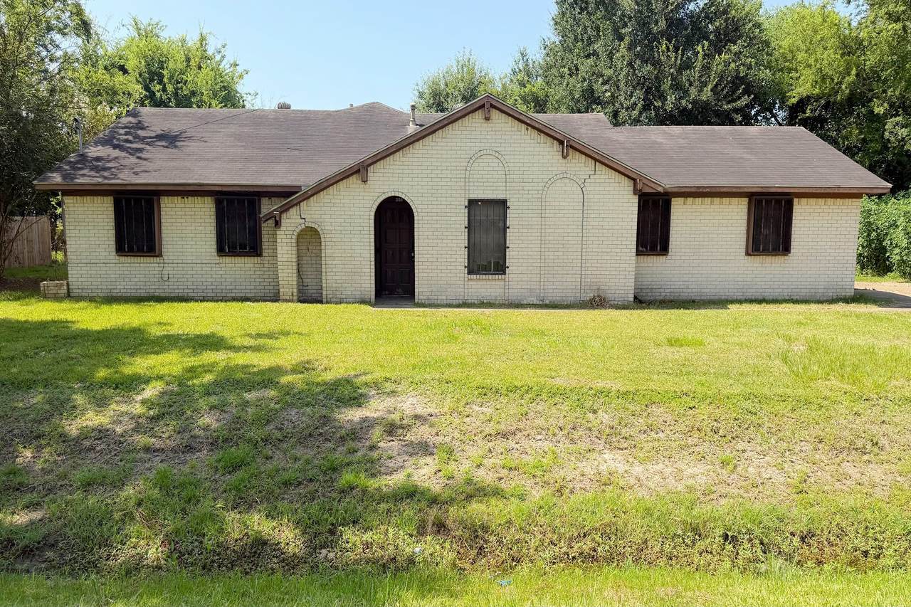 550 Melville Drive - Photo 1
