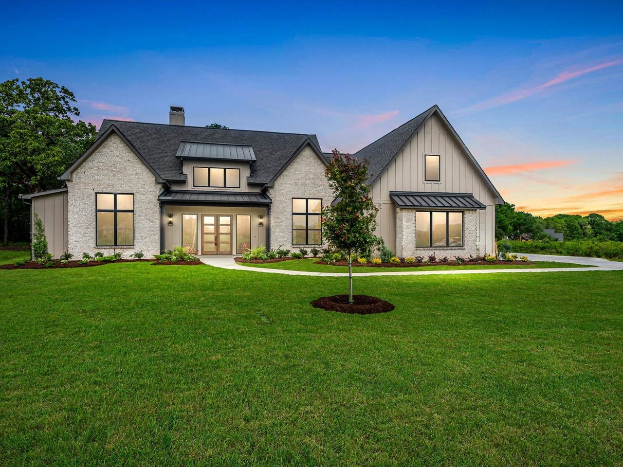 10039 Lakeside Oaks Dr - Photo 1