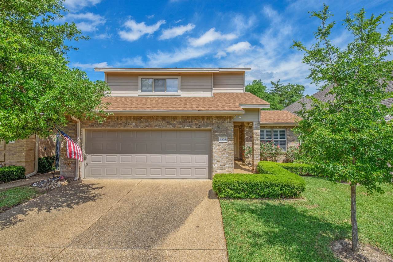 1309 Essex Green - Photo 1