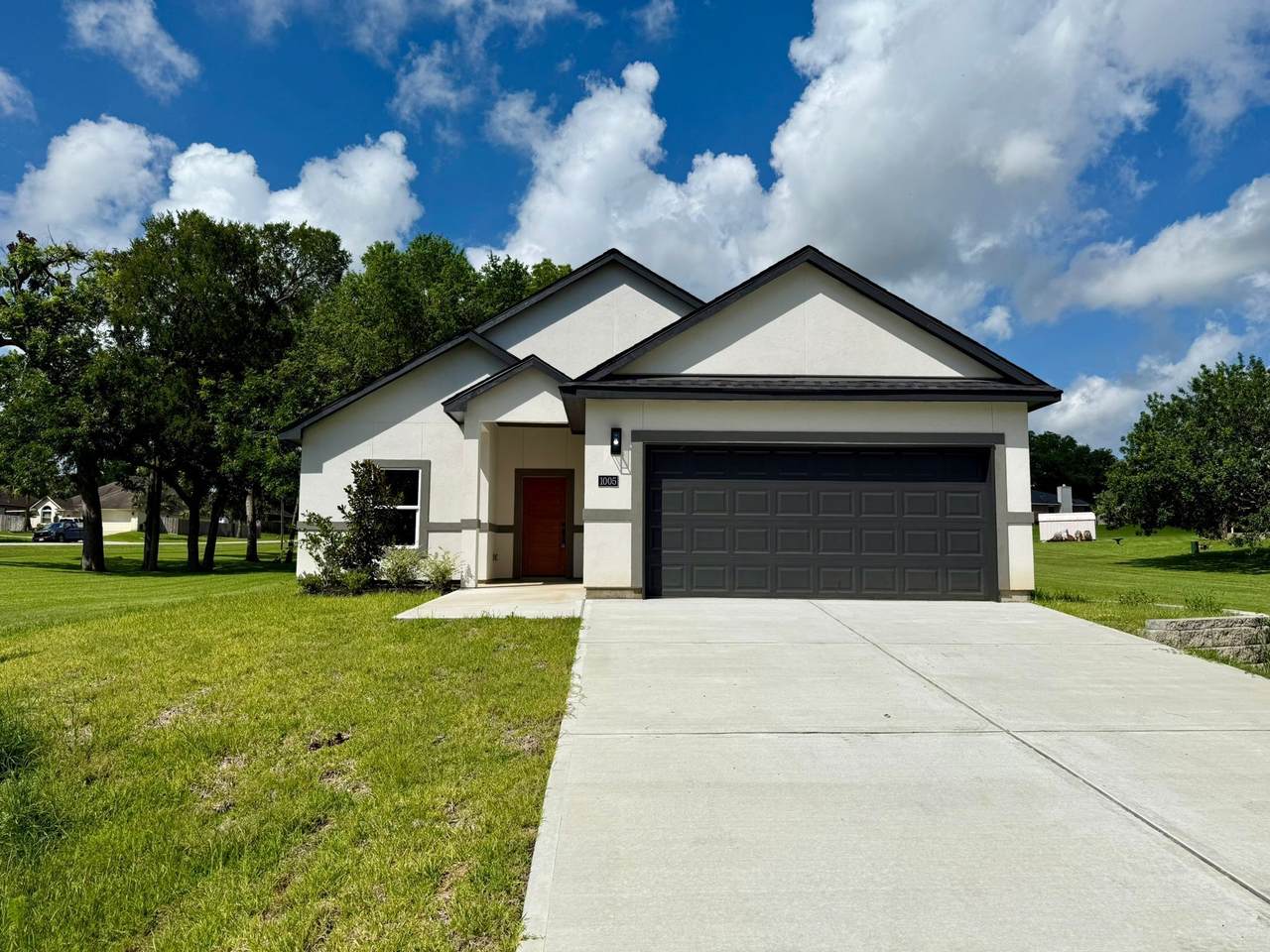 1005 Lake View Drive - Photo 1