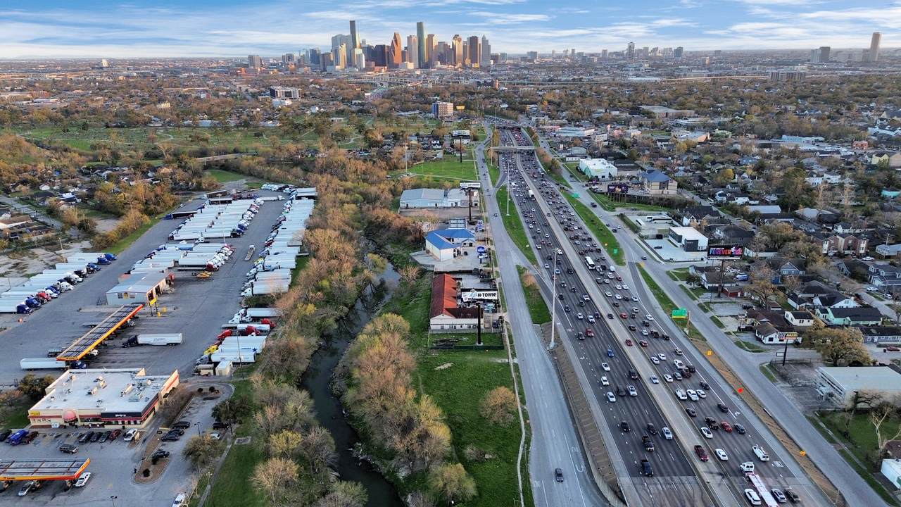 2636 North Freeway - Photo 1