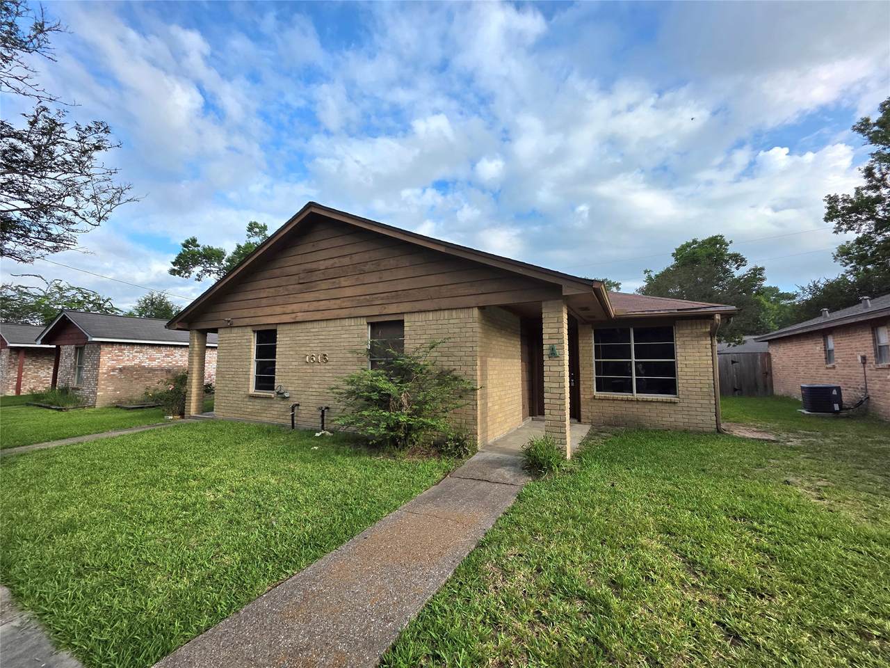 1615 Hazelwood Street - Photo 1