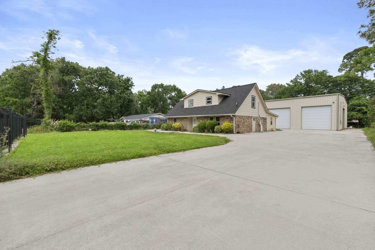 1903 Pinewoods Way - Photo 1