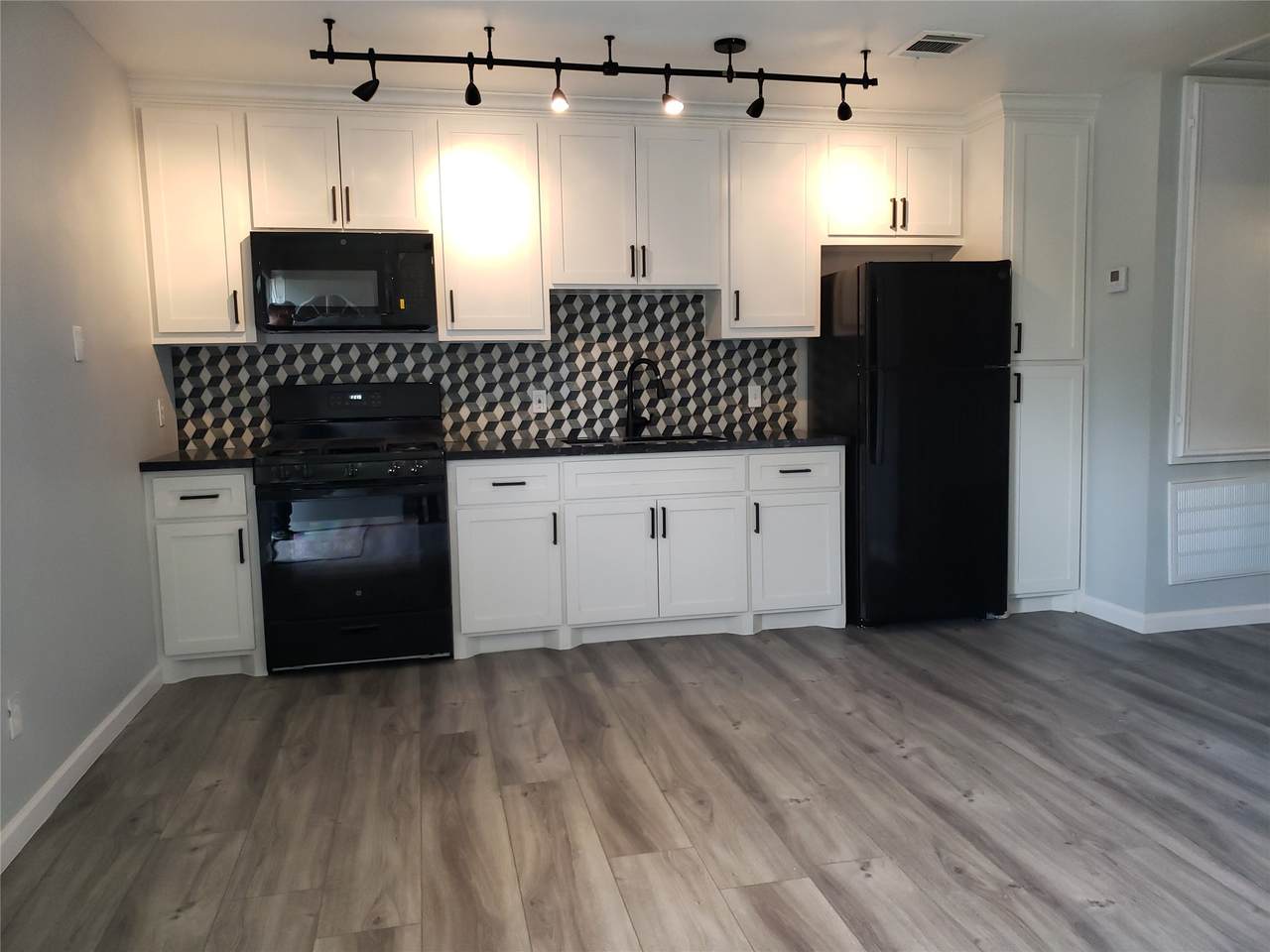 1503 Ryon Street - Photo 1