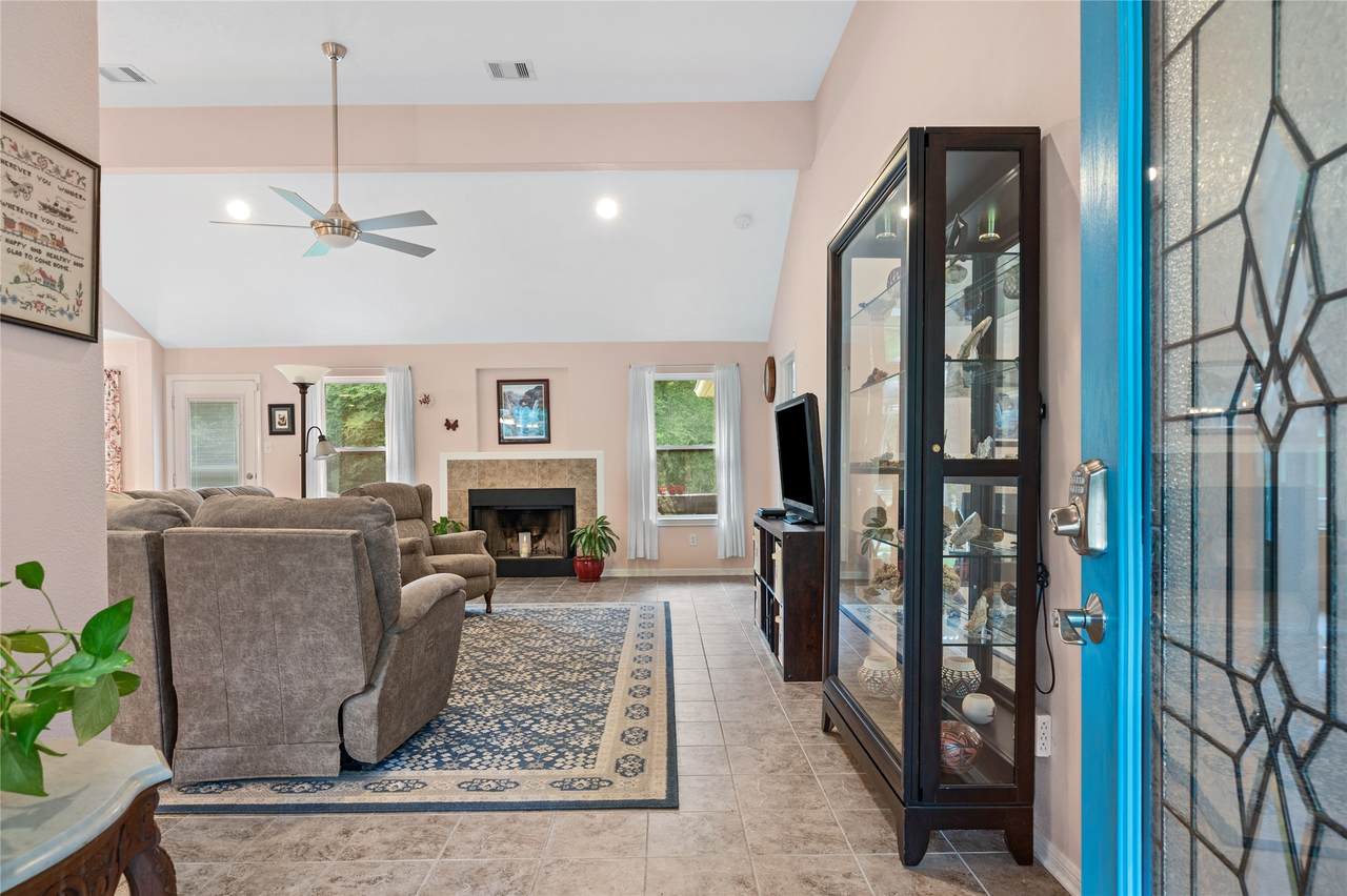 605 Pelican Street - Photo 1