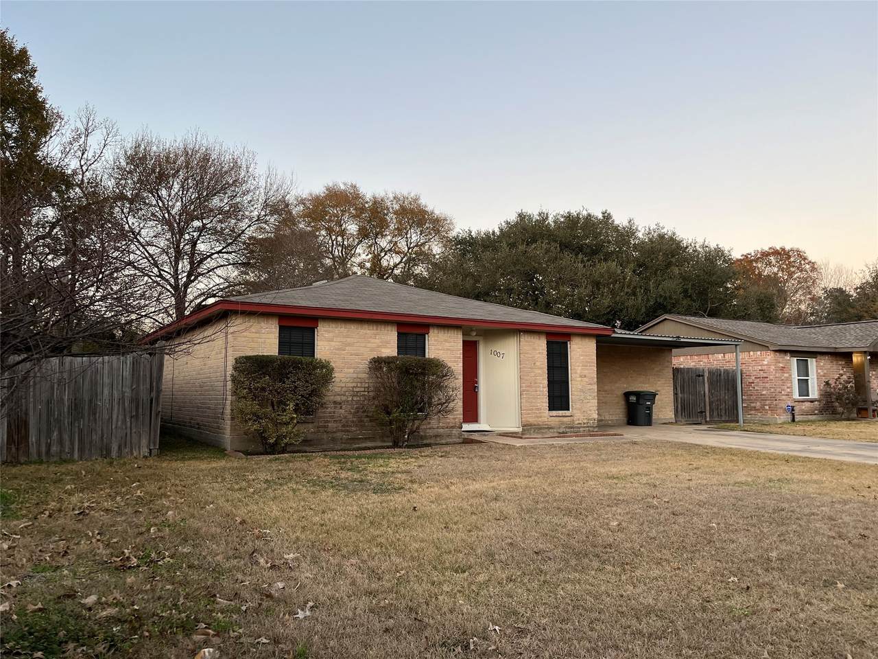 1007 Stoneleigh Court - Photo 1