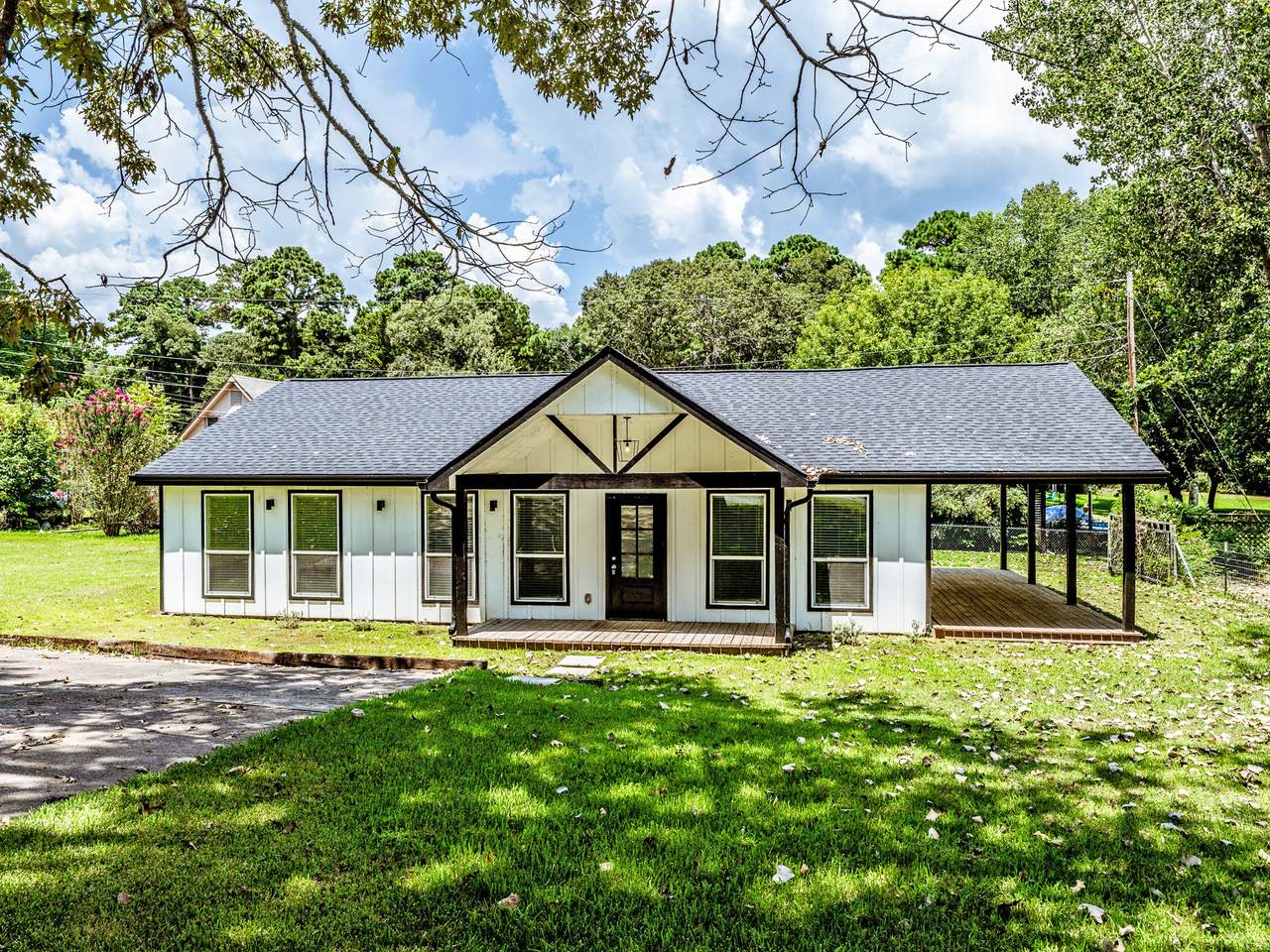 161 Lakeway Circle - Photo 1