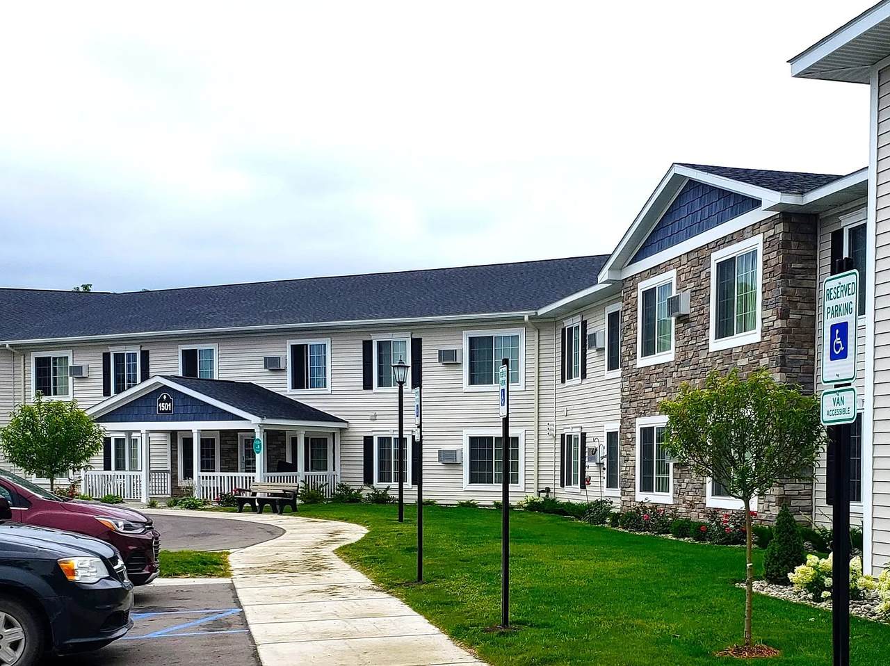 1401 Crestview Dr - Photo 1