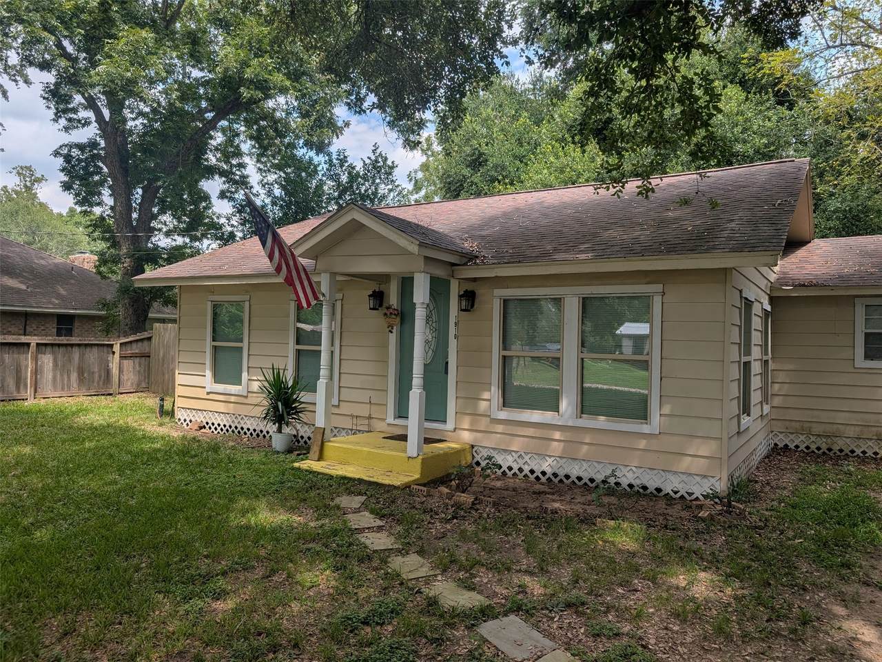 1910 Reese Street - Photo 1