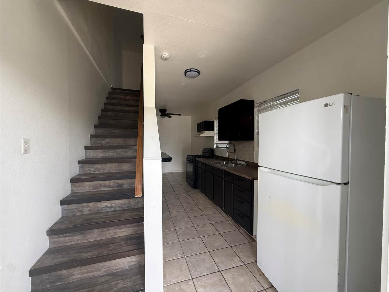 938 Zoe Street - Photo 1