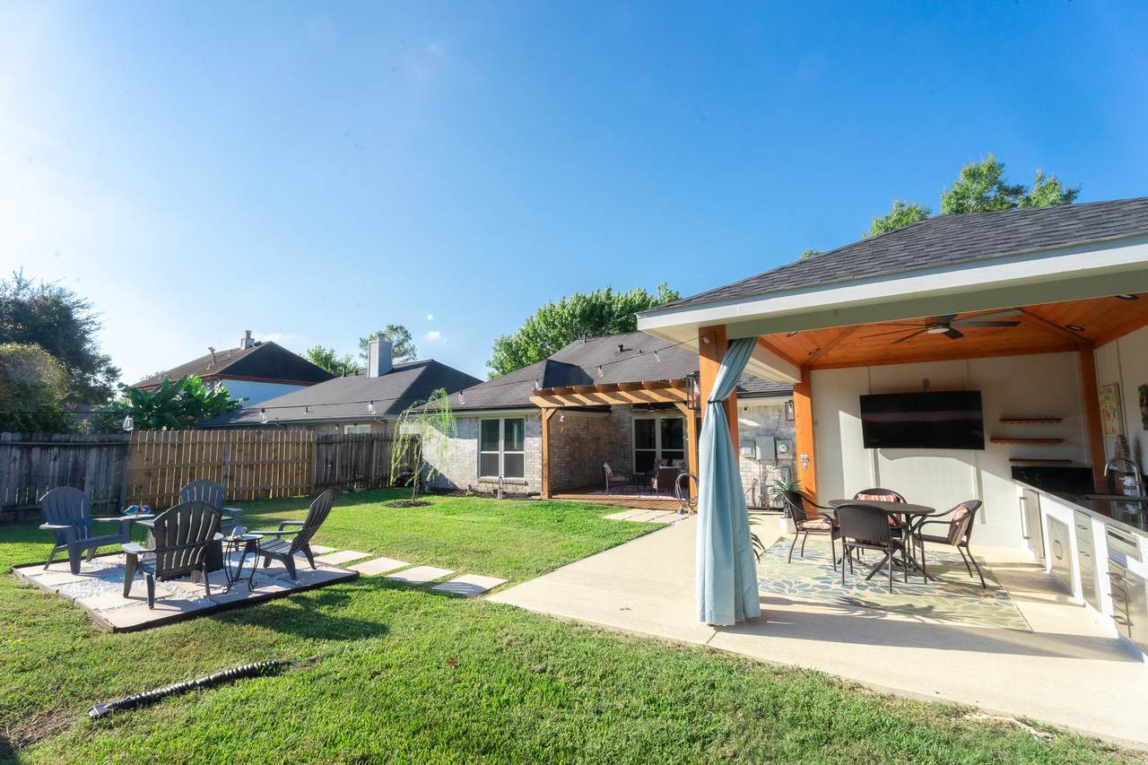 16039 Surrey Woods Drive - Photo 1