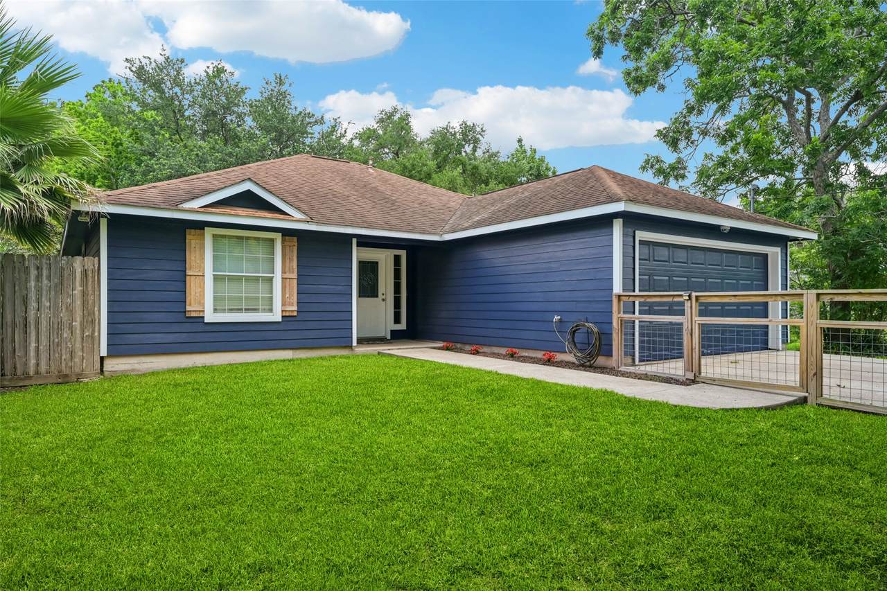 2702 Avenue H - Photo 1