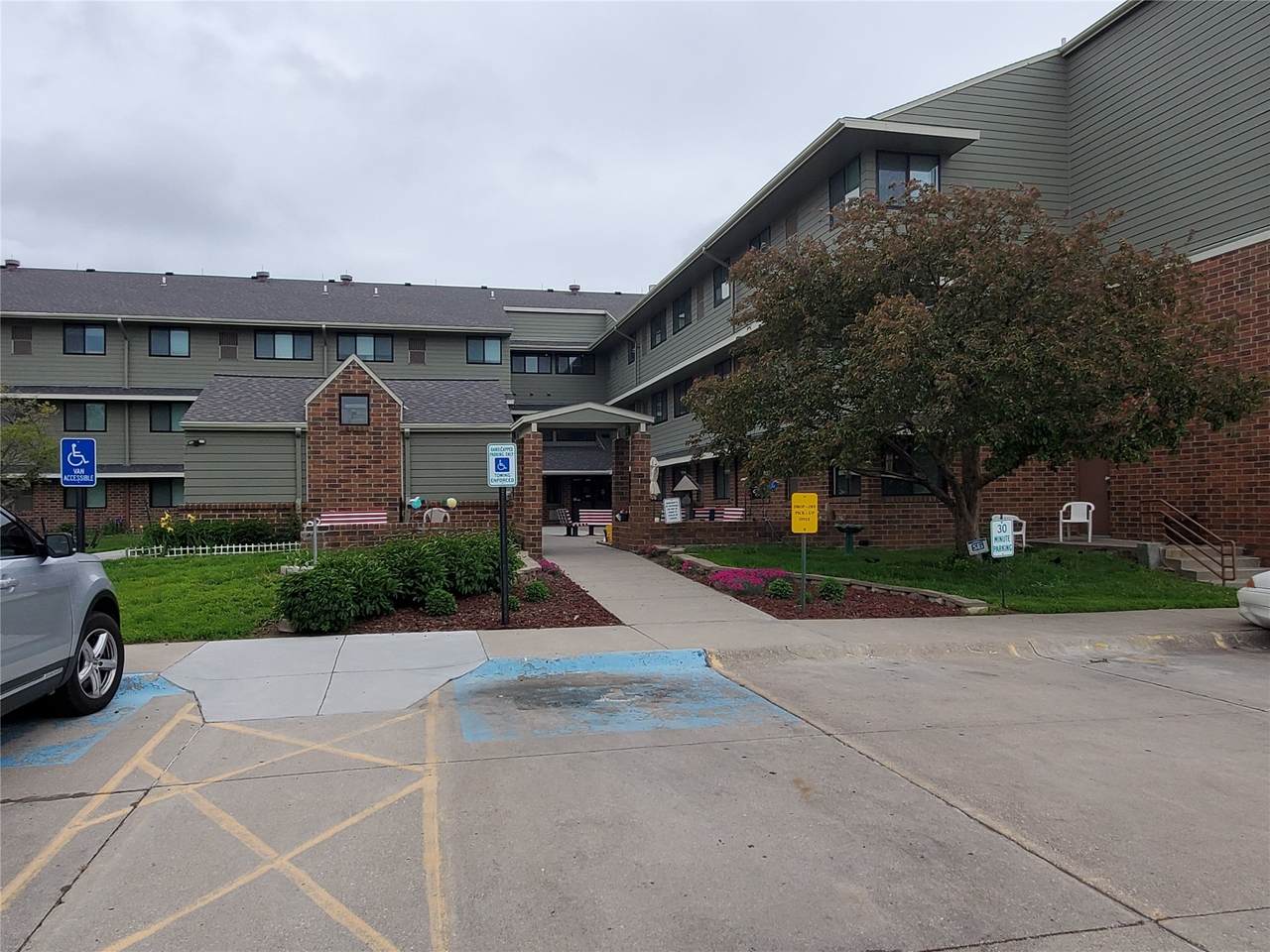 737 22nd St - Photo 1