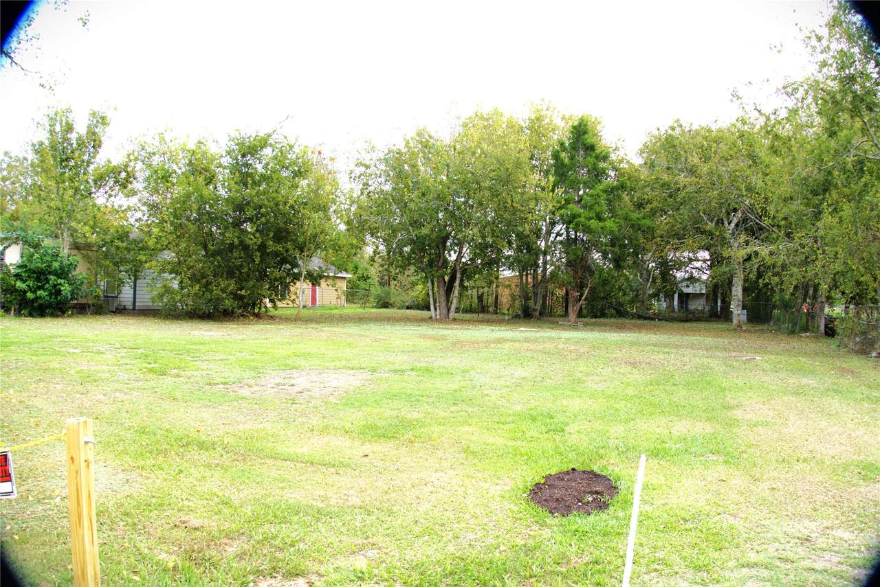 2805 Avenue C - Photo 1