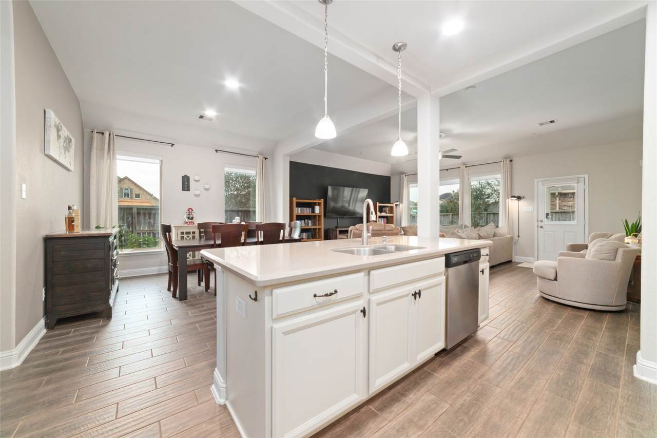 1902 Emerald Breeze Court - Photo 1