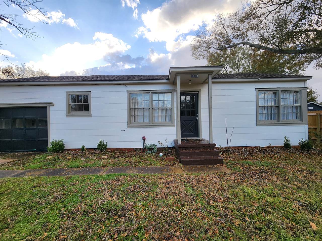 1104 Sycamore Street - Photo 1