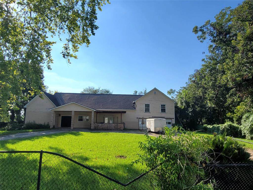 401 Pecan Street - Photo 1