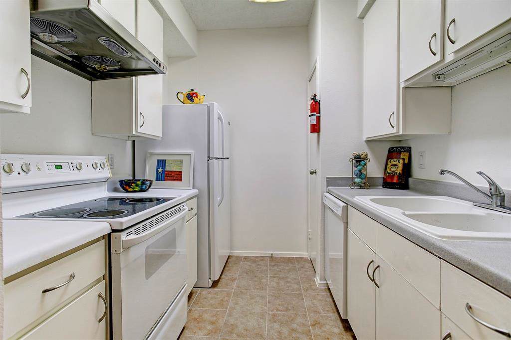 7900 Stadium Dr - Photo 1