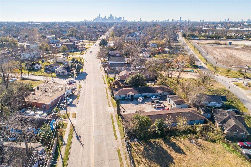 8403 N Main Street - Photo 1