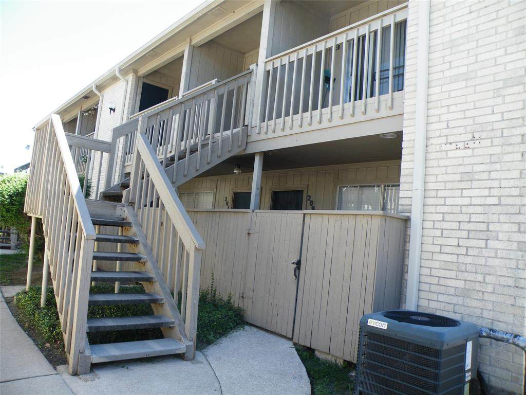 3919 Fairmont Parkway - Photo 1