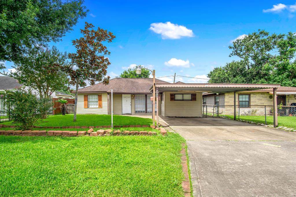 566 Pecan Drive - Photo 1