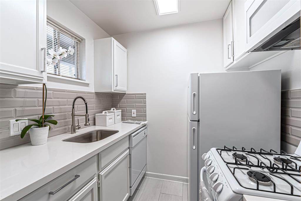 210 Emerson St - Photo 1