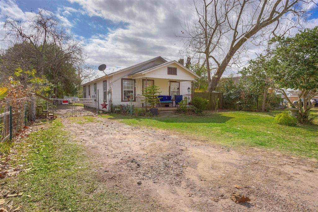 207 Stewart Street - Photo 1