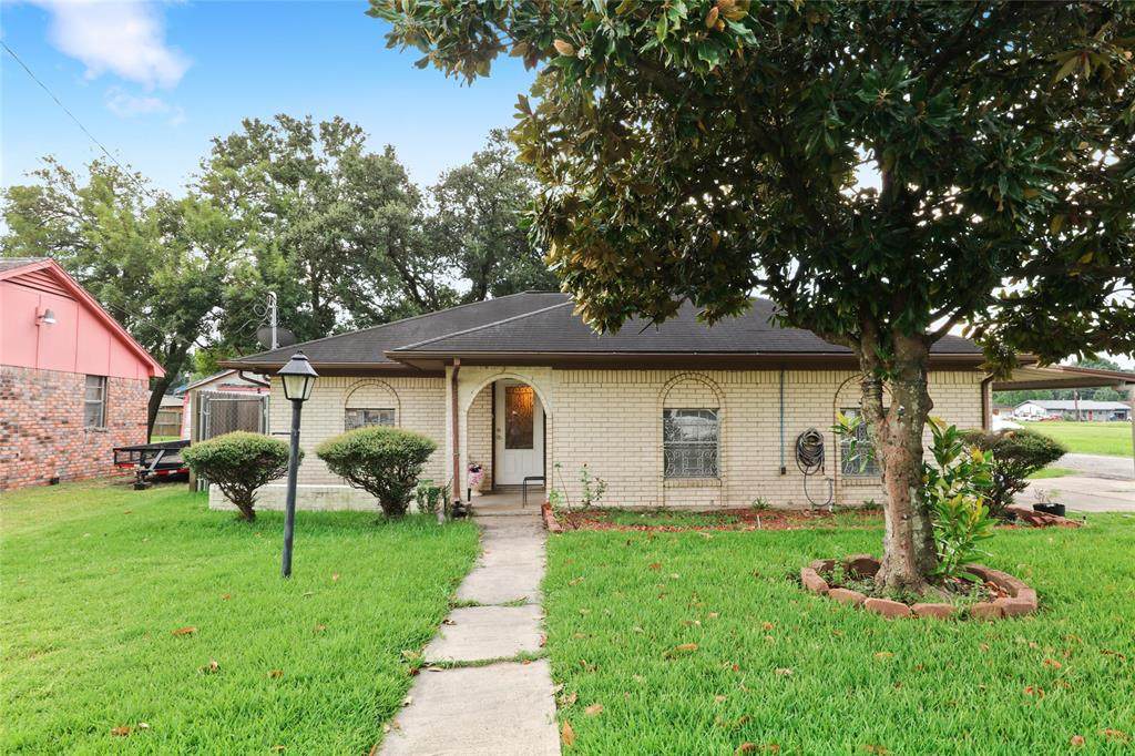 702 Avenue J - Photo 1