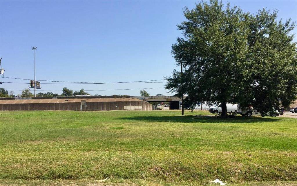 2705 North Fwy - Photo 1