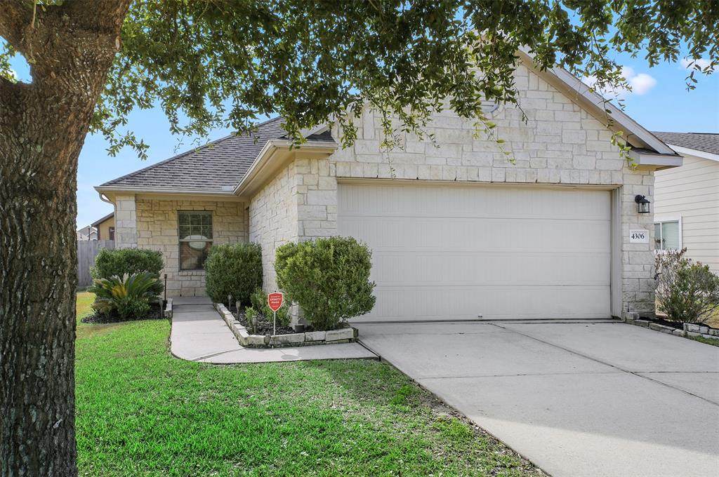 4306 Crossvine Avenue - Photo 1