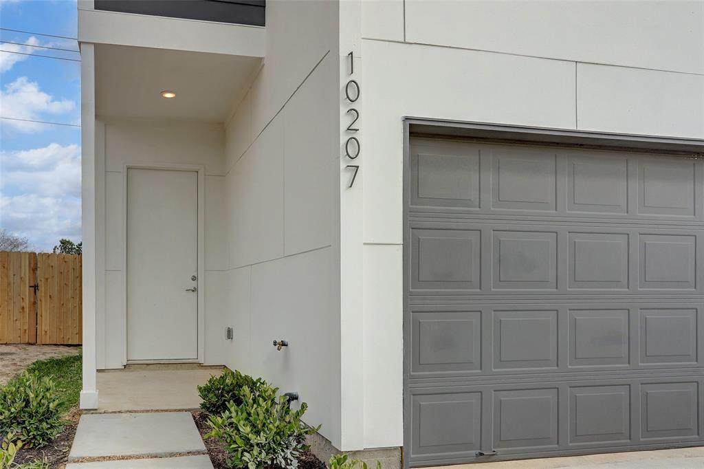 10207 Las Nubes Avenue - Photo 1