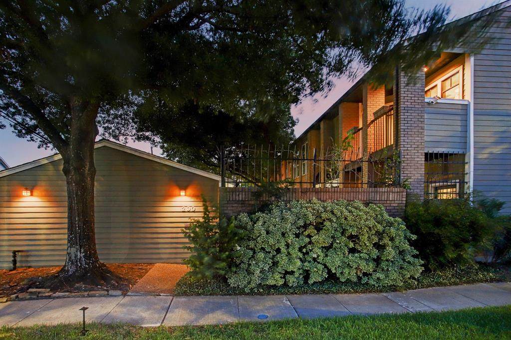 200 Hyde Park Boulevard - Photo 1