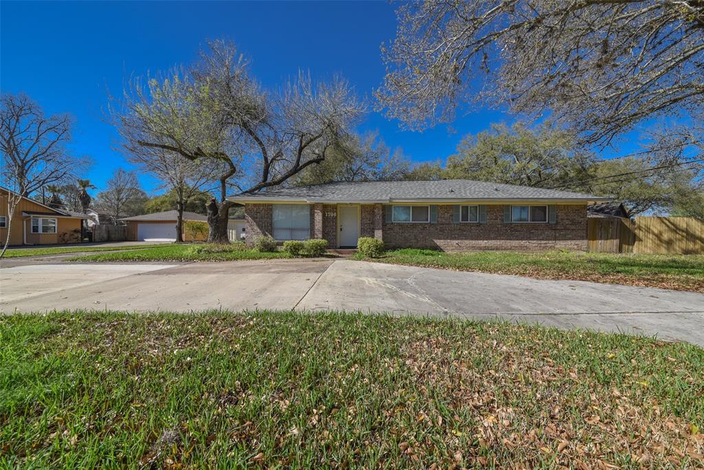 1704 Laurel Oaks Drive - Photo 1