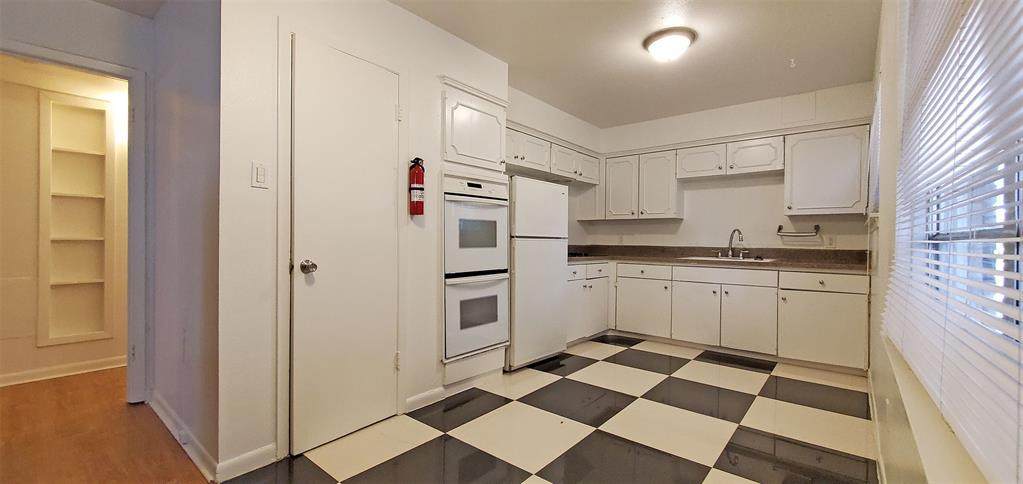 1023 Lyndon Street - Photo 1