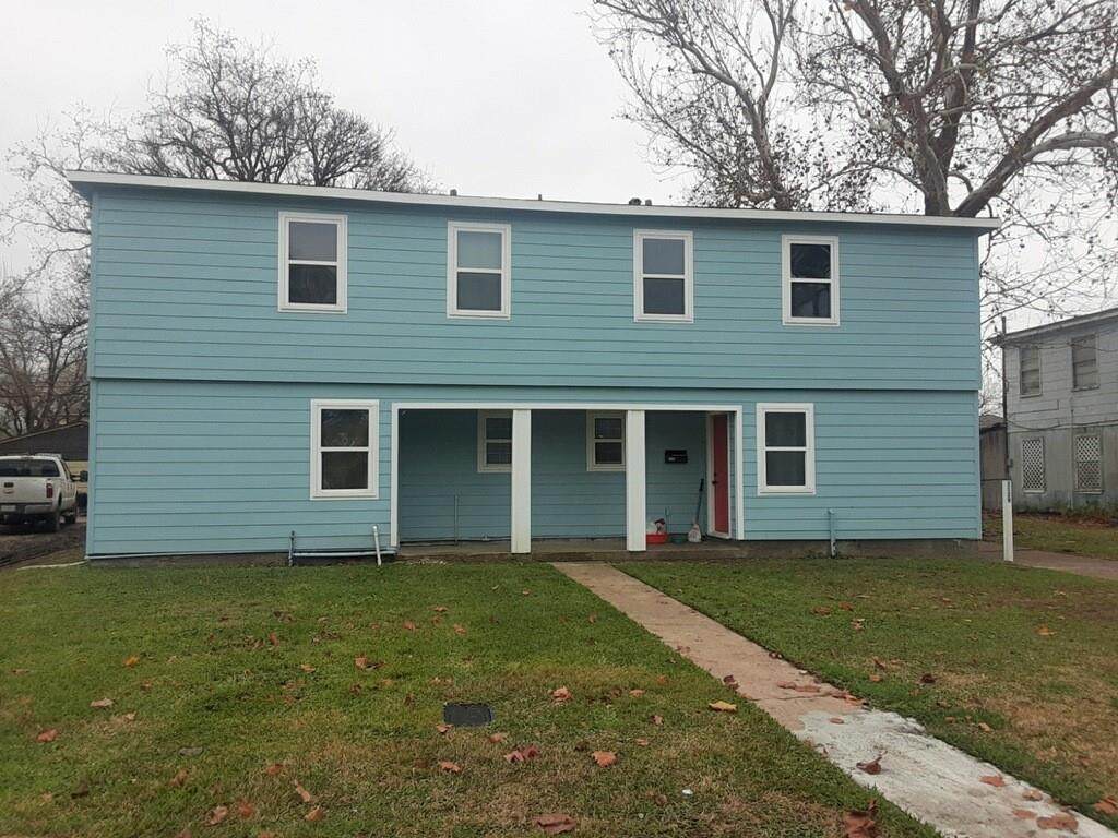 1129 3rd Avenue N - Photo 1