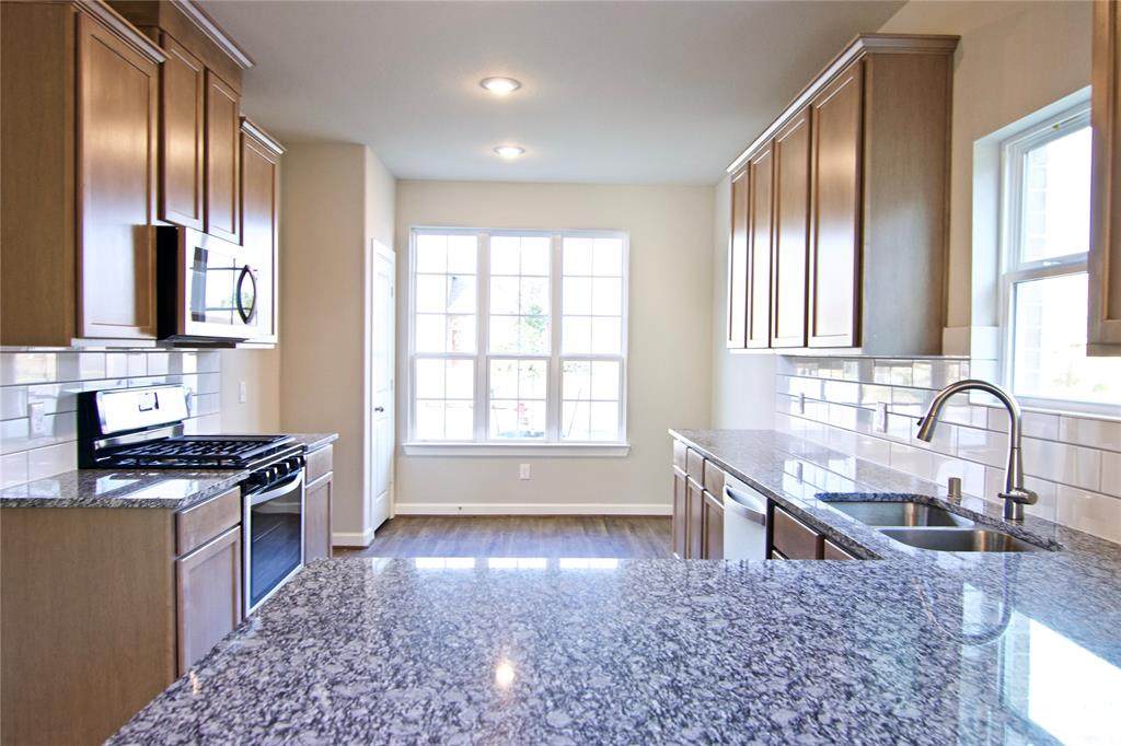 913 Lewis Street - Photo 1
