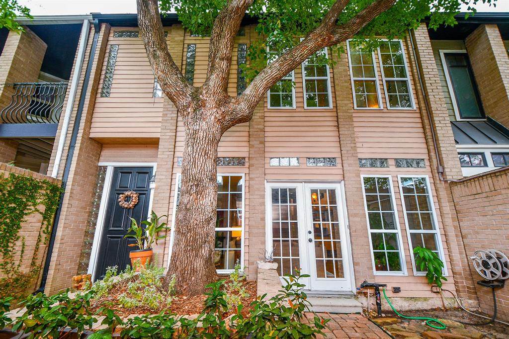 202 Hyde Park Boulevard - Photo 1