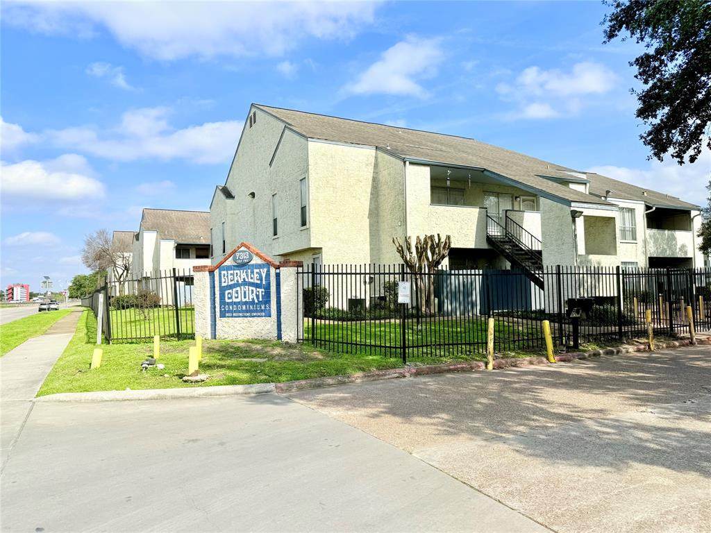 7313 Gulf Freeway - Photo 1