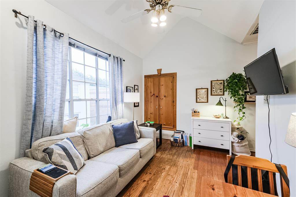 1111 Banks Street - Photo 1